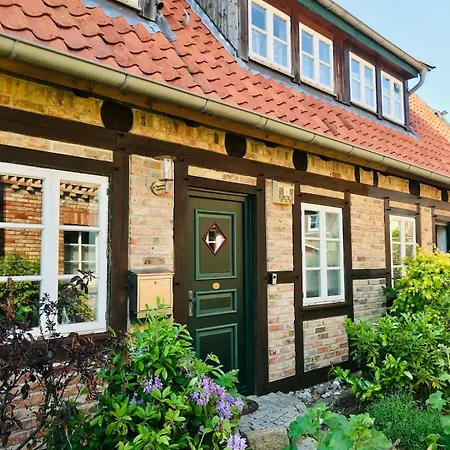 Cosy House Close To Waterfront, *