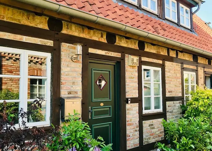 Cosy House Close To Waterfront, *